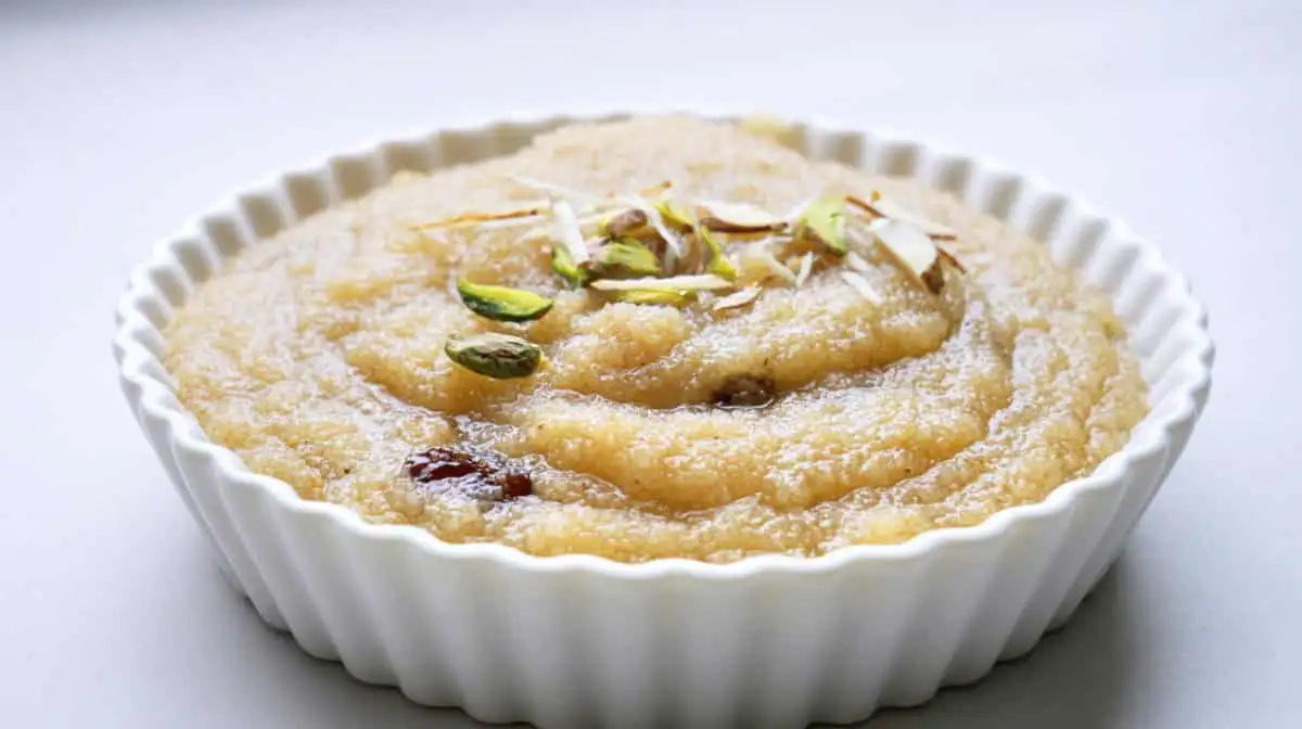  Recipe: ସୁଜି ପୁଡିଂ ଖାଇବାକୁ ଯେପରି ସ୍ୱାଦିଷ୍ଟ, ଏହା ତିଆରି କରିବା ମଧ୍ୟ ସେତେ ସହଜ। ବିଶେଷ କଥା ହେଉଛି ଏହାର ଉପାଦାନଗୁଡ଼ିକ ପ୍ରାୟ ପ୍ରତ୍ୟେକ ରୋଷେଇ ଘରେ ରହିଥାଏ, ଯେପରିକି ସୁଜି, ଚିନି, ଘିଅ ଏବଂ କିଛି ଶୁଖିଲା ଫଳ। ପିଲା ହୁଅନ୍ତୁ କିମ୍ବା ବଡ଼, ସମସ୍ତେ ଏହାକୁ ବହୁତ ଆଗ୍ରହର ସହିତ ଖାଆନ୍ତି ଏବଂ ଯଦି ଘରକୁ ହଠାତ୍ କୌଣସି ଅତିଥି ଆସନ୍ତି, ତେବେ ଏହି ମିଠା ଶୀଘ୍ର ପ୍ରସ୍ତୁତ ଏବଂ ପରିବେଷଣ କରାଯାଇପାରିବ।