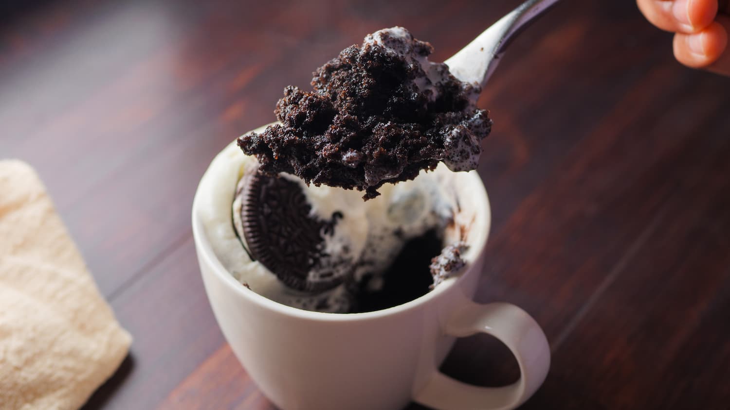 1-minute Oreo Mug Cake Recipe in a microwave