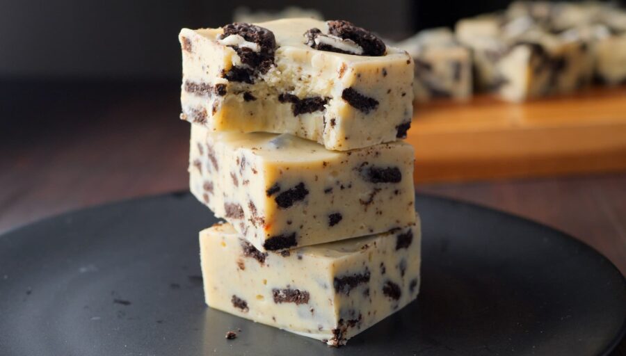 Only 3 Ingredient Oreo Fudge on a plate