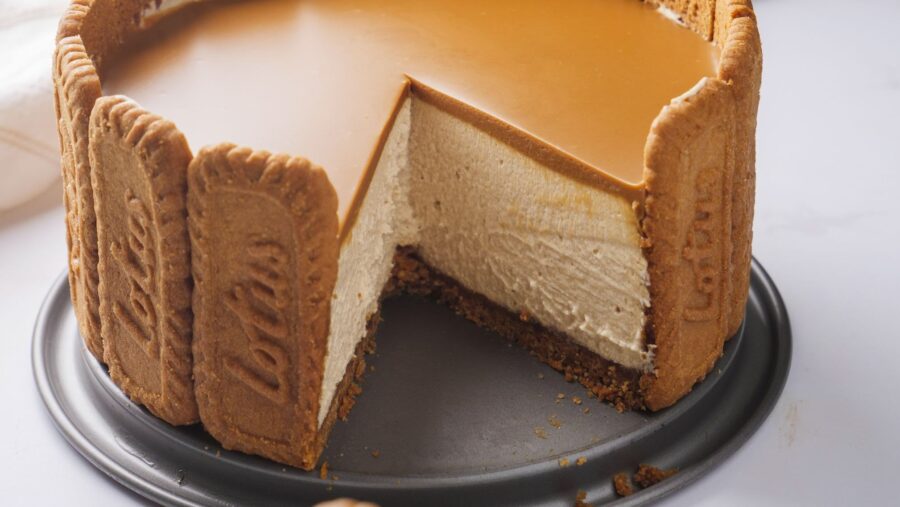 Lotus Biscoff cheesecake no bake with a slice removed.