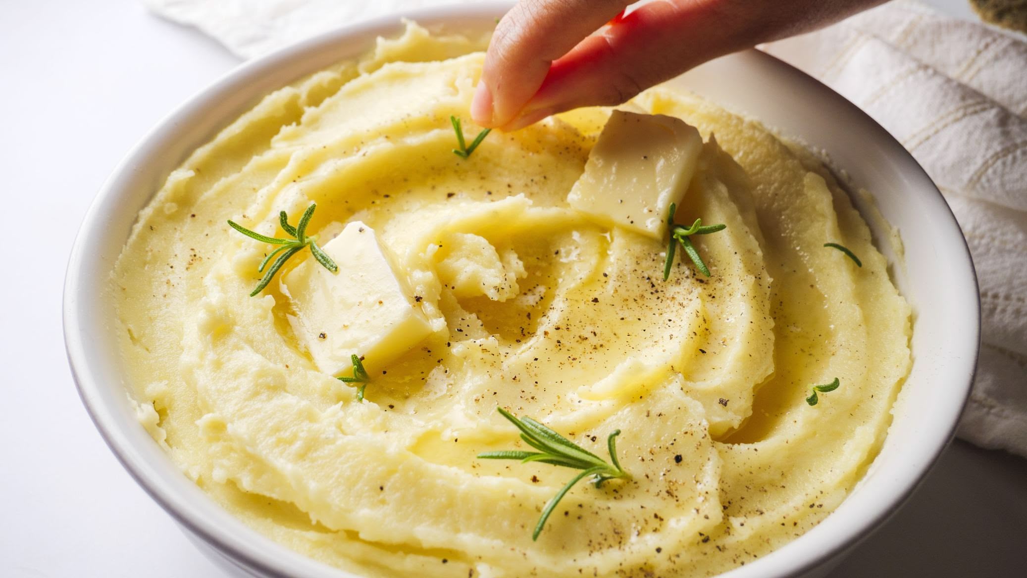 Creamy Garlic Mashed Potatoes (Buttery & Full of Flavor)