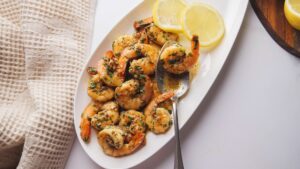 Garlic butter shrimp scampi with lemon slices on a plate