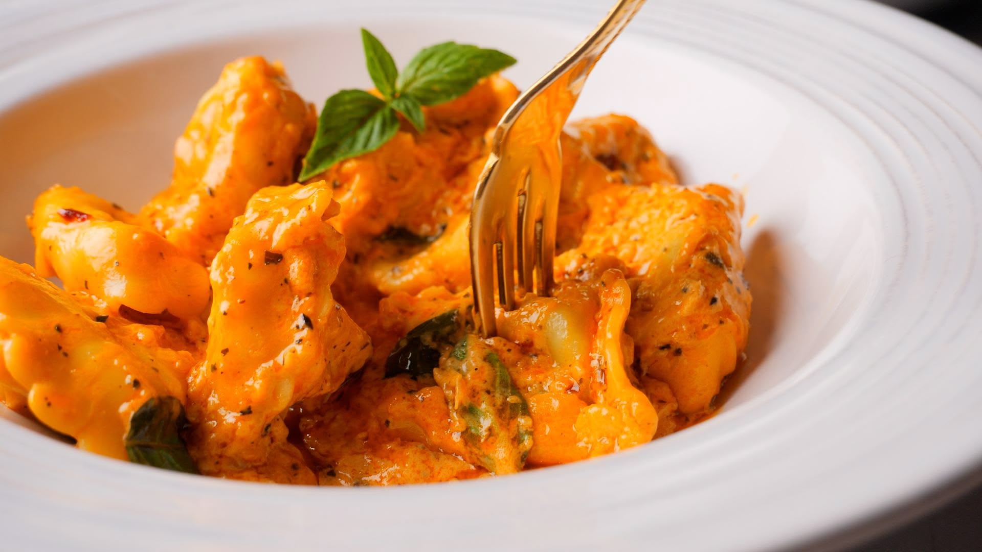 Creamy Tortellini Pasta with Ricotta, Spinach & Garlic Parmesan Sauce